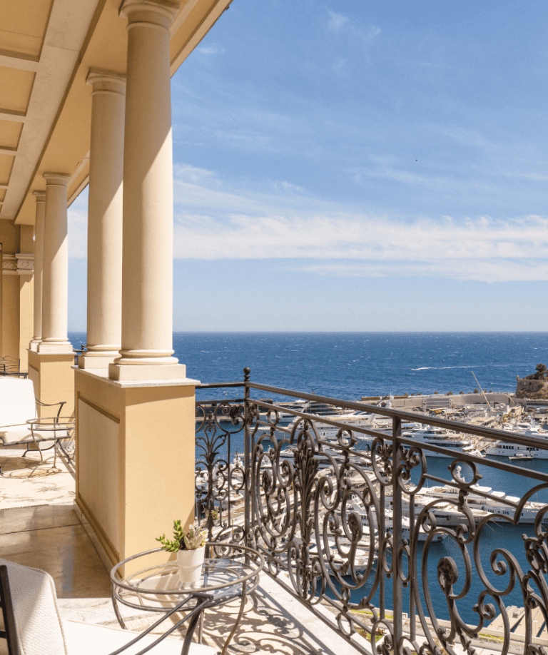 Blick auf den Hafen von Monte-Carlo in Monaco von der Terrasse der Diamond Suite