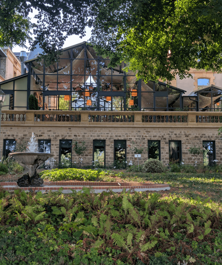 Gartenanlage mit Springbrunnen der Villa Petrusse in Luxemburg