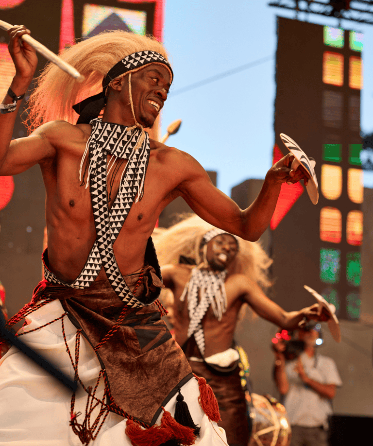 Mann mit Speer und traditioneller nordafrikanischer Kleidung auf dem Musikfestival in Essaouira in Marokko