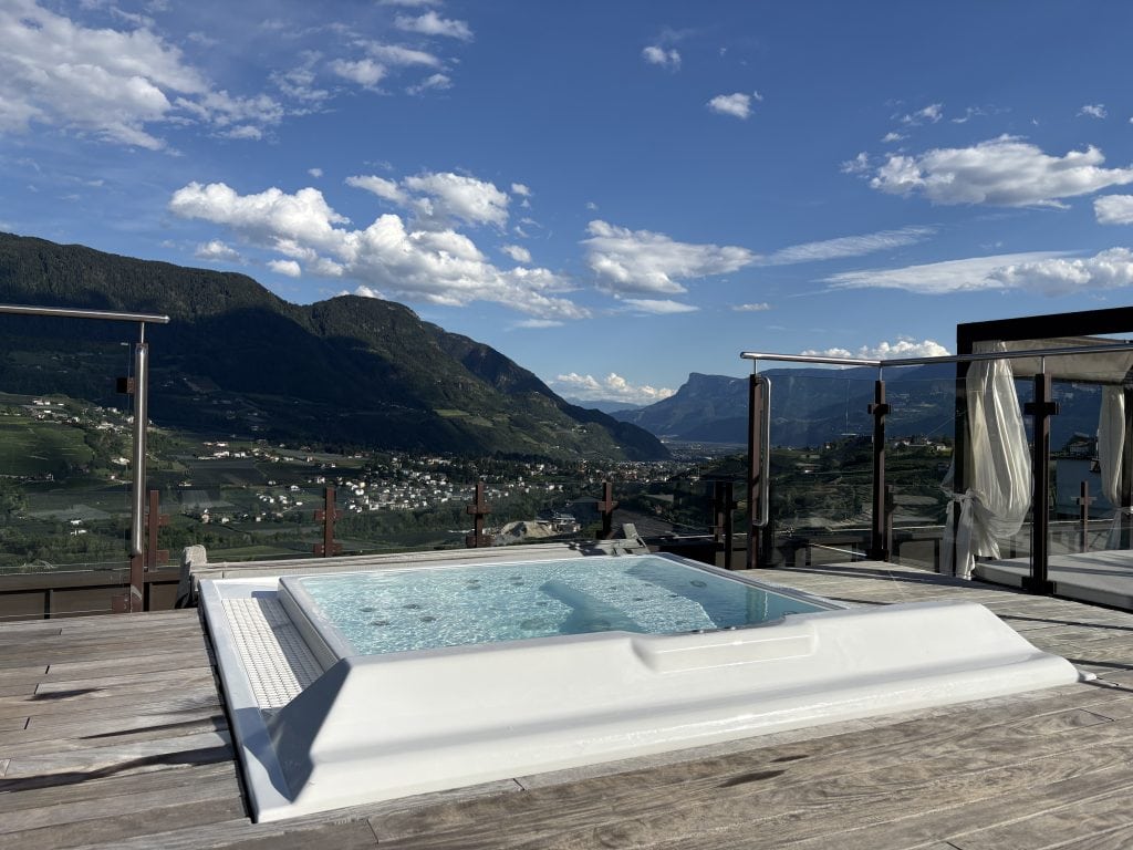 Dachterrassen Pool mit Blick ins Grüne im Hotel Golserhof in Südtirol