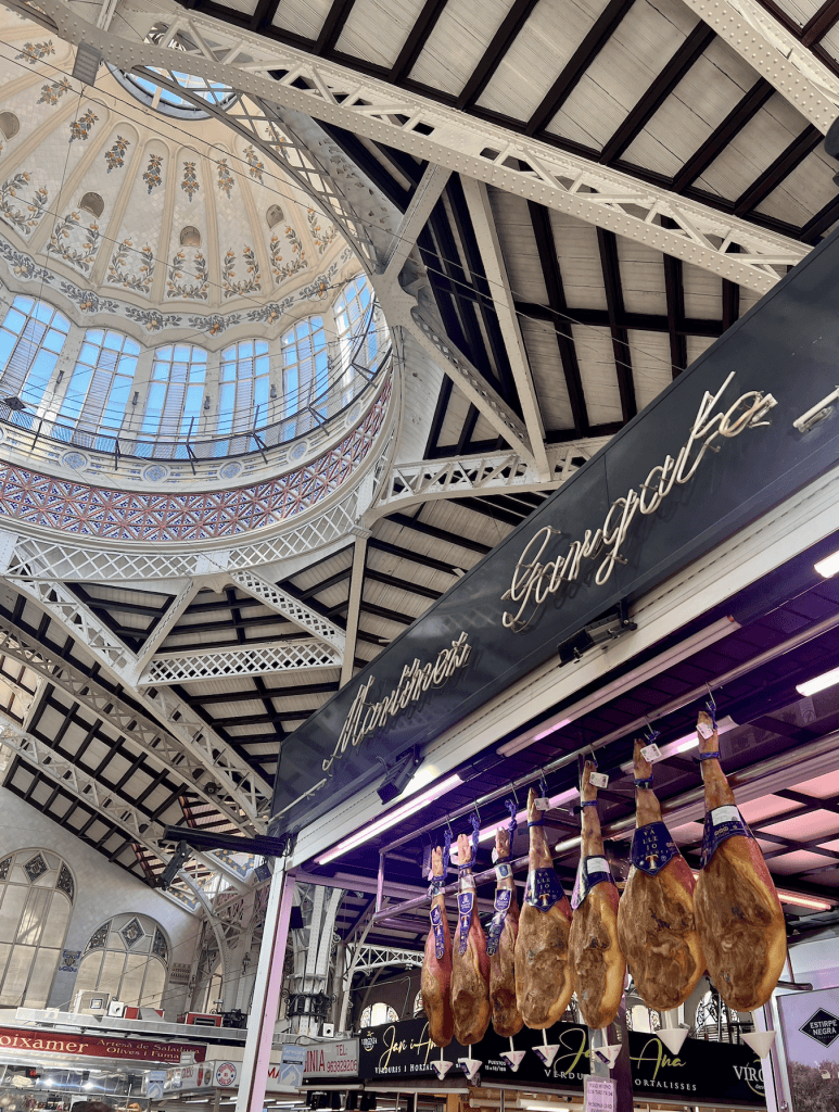 Schinkenstand im Mercado Central in Valencia_Christina Mendi