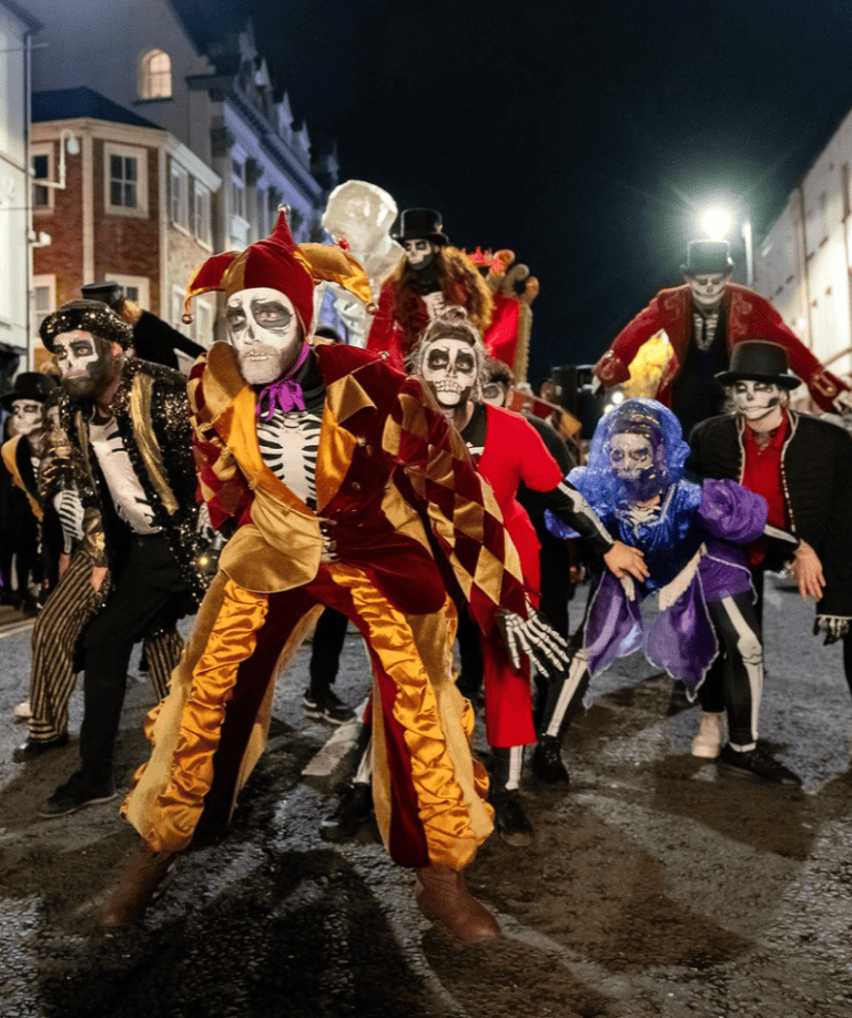 Gruselig verkleidete Männergruppe an Halloween im nordirischen Derry