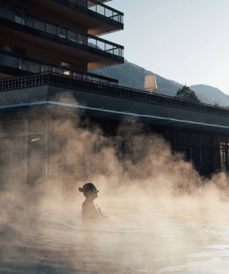 Frau im Nebel im Pool