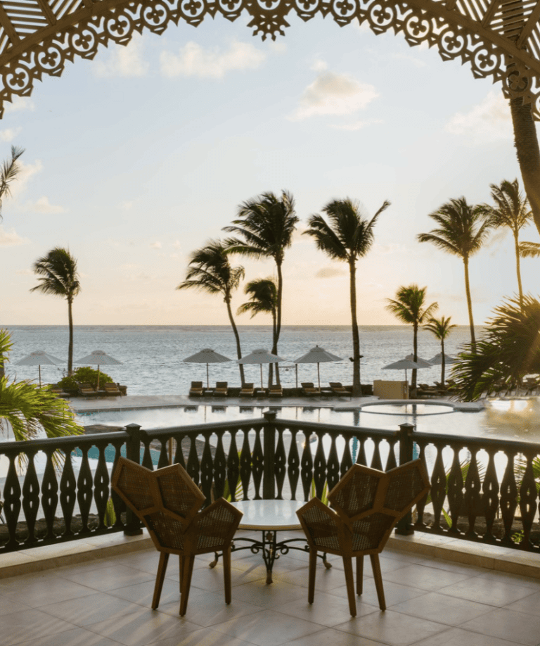 Blick auf eine Terrasse zum Sonnenuntergang und das Meer auf Mauritius im Hotel The Residence Mauritius